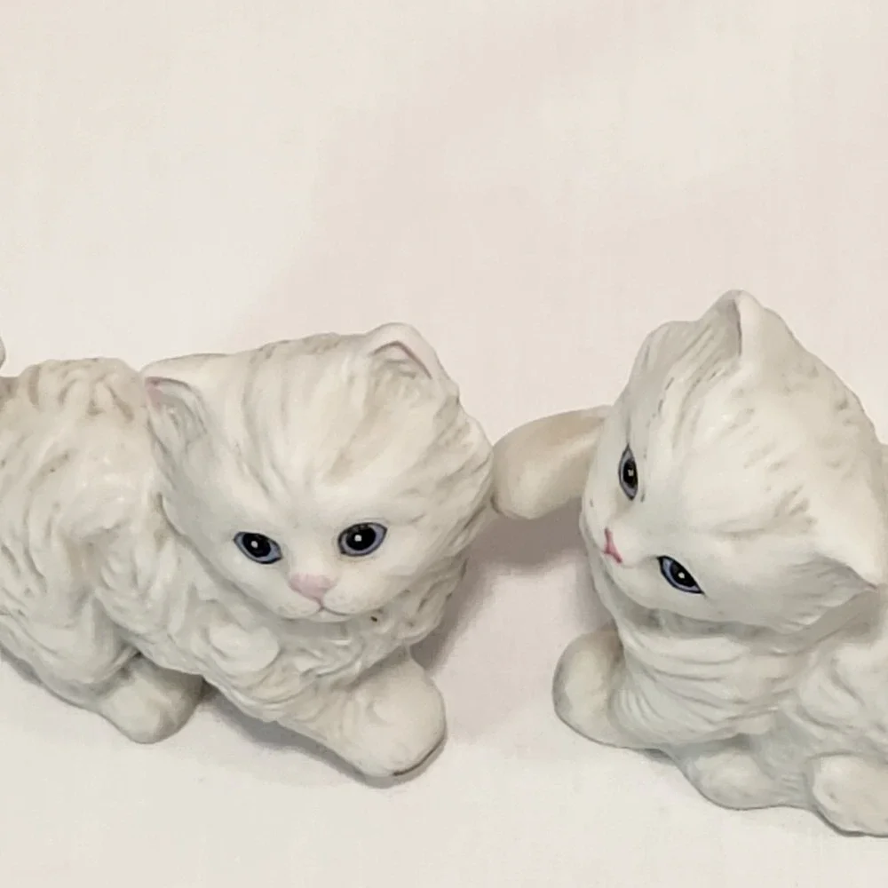 Pair Vintage Homco White Kittens Cat Figurines W/‎ Blue Eyes Taiwan 1970s Cute